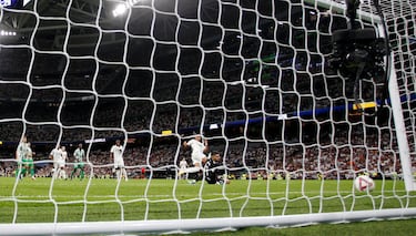 Este gol será recordado por ser el primero de Mbappé con la camiseta blanca en el Bernabéu, pero también merece ser recordado por lo que ha hecho Valverde... El charrúa de espaldas a portería se la pone de tacón a Mbappé que entró por la izquierda y definió de primeras al palo corto.