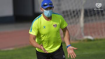 Paco Jémez da instrucciones a sus jugadores en una sesión reciente.