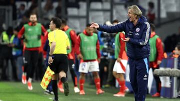 Chile's Argentine head coach Ricardo Gareca (R) reacts during the friendly football match between France and Chile at the Stade Velodrome in Marseille, southern France, on March 26, 2024. (Photo by FRANCK FIFE / AFP)