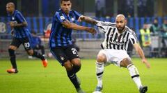 Murillo (izq) disputa un bal&oacute;n con Zaza, delantero de la Juventus. 