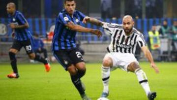 Murillo (izq) disputa un bal&oacute;n con Zaza, delantero de la Juventus. 