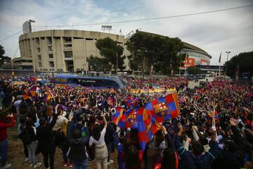 El partido de Champions entre Barcelona y Real Madrid ha batido el récord mundial de asistencia a un partido de fútbol femenino con 91.553 espectadores. El aspecto del Camp Nou era espectacular. 
