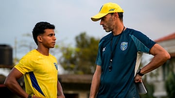 El entrenador español David Català durante un entrenamiento del Kerala Blasters