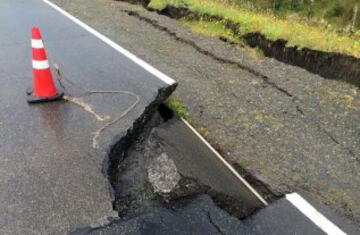 Un sismo de magnitud 7.6 en la escala de Richter se sintió a las 11:21 horas de este domingo. El epicentro fue a 67 kilómetros al noroeste de Melinka y también se percibió en las regiones del Biobío, La Araucanía, Los Ríos y Aysén. Varias carreteras quedaron dañadas.