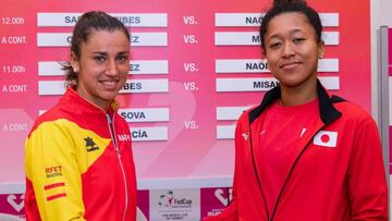 Sara Sorribes y Naomi Osaka se saludan tras el sorteo de los emparejamientos de la eliminatoria de playoffs de la Copa Federaci&oacute;n entre Espa&ntilde;a y Jap&oacute;n.