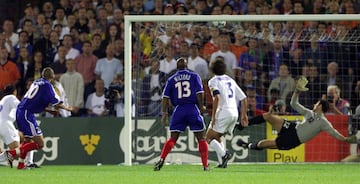 Como sucediese en 1996, la final de la Eurocopa del a?o 2000 (la primera vez que se celebraba en dos pa¨ªses, B¨¦lgica y Holanda) se decidi¨® por un 'Gol de Oro'. En esta ocasi¨®n, el h¨¦roe inesperado fue David Trezeguet, aunque gran parte del m¨¦rito se debe a su compa?ero Sylvain Wiltord. ?ste empat?o la final el eminito 93, cuando Italia ya celebraba el t¨ªtulo (ganaba con un tanto de Delvecchio logrado en el minuto 55). Pero esta vez, la suerte del campe¨®n estar¨ªa a favor de Francia. Un joven Trezeguet (contaba con 22 a?os), que hab¨ªa reemplazado a Djorkaeff en los ¨²ltimos compases, anot¨® para que Francia ganase por segunda vez la Eurocopa.