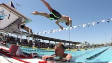 Michael Phelps se lanza al agua de la piscina de Mesa (Arizona).