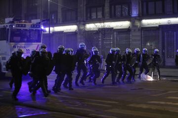 La capital belga y el país vecino han vuelto a ser el epicentro de algunos disturbios provocados por los aficionados de la selección marroquí tras su eliminación del Mundial. Se lanzaron petardos y bombas de humo hacia la policía.