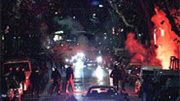 <B>LLEGADA</b>. Rodeado por la Policía y entre muchos bengalas, el autobús del Madrid llegó al Camp Nou.