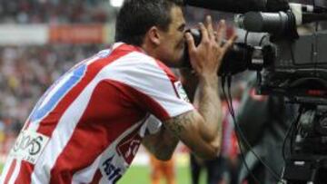 Novo besa una cámara en un Sporting-Racing de 2011.