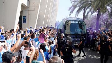 Recibimiento de la afici¨®n del M¨¢laga al equipo a su llegada a La Rosaleda para enfrentarse al Huesca.