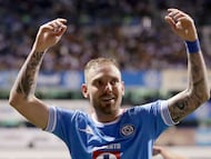 MEX8770. PUEBLA (MÉXICO), 05/04/2025.- Carlos Rotondi de Cruz Azul celebra tras anotar un gol este sábado, durante un partido del torneo Clausura 2025 entre Cruz Azul y Pumas en el estadio Cuauhtémoc, en Puebla (México). EFE/ Hilda Ríos