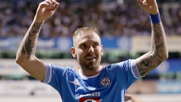 MEX8770. PUEBLA (MÉXICO), 05/04/2025.- Carlos Rotondi de Cruz Azul celebra tras anotar un gol este sábado, durante un partido del torneo Clausura 2025 entre Cruz Azul y Pumas en el estadio Cuauhtémoc, en Puebla (México). EFE/ Hilda Ríos