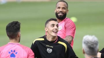 Miguel Morro, en el centro durante un entrenamiento del Rayo Vallecano.