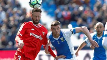 El centrocampista del Leganés, Javier Eraso (d), y el defensa mexicano del Sevilla, Miguel Layún, disputan un balón durante el partido correspondiente a la jornada 29 de LaLiga en el Estadio Municipal de Butarque.