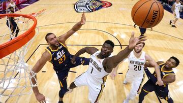 Zion Williamson lanza un gancho ante la defensa de Rudy Gobert.