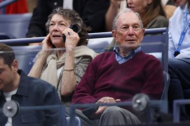 El empresario y exalcalde de la ciudad de Nueva York, Michael Bloomberg (der.), asiste a la final individual masculina entre el italiano Jannik Sinner y el español Carlos Alcaraz.