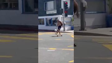 Joven en patineta logra dominar a la perfección un balón de futbol