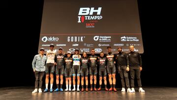 Los integrantes del BH Templo Caf&eacute;s UCC posan durante la presentaci&oacute;n del equipo para la temporada 2022 en Logro&ntilde;o.