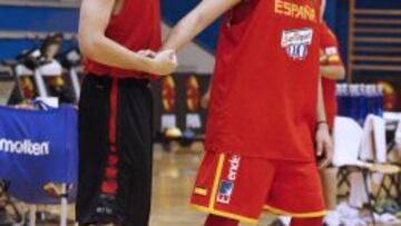 Pau Gasol con su hermano Marc durante el entrenamiento de la selección española.