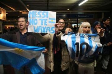 Así esperaban a Messi en el aerpuerto, sólo un petitorio: ¡No te vayas!