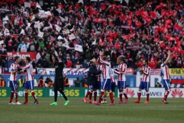 Los jugadores saludan a la afición tras ganar 4-0 al Real Madrid. 