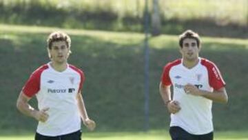 <b>ENTRE ALGODONES. </b>Llorente y Martínez, ayer en Lezama.