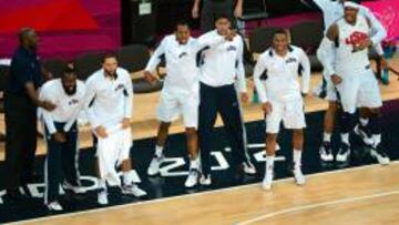 Los jugadores de EE UU celebran una canasta contra Espa&ntilde;a en la final de los Juegos Ol&iacute;mpicos de Londres 2012.