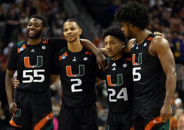 Los Miami Hurricanes celebran la victoria ante Texas en el Elite Eight. 