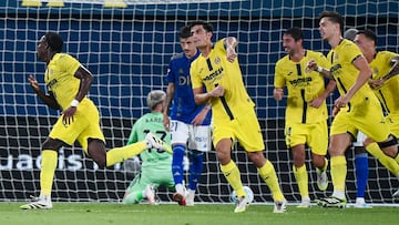 Etta Eyong celebra un gol.