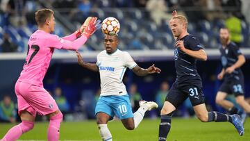 Malmo&#039;s goalkeeper Johan Dahlin catches the ball next to Zenit&#039;s Malcom, center, and Malmo&#039;s Franz Brorsson during the Champions League, group H, soccer match, between Zenit St. Petersburg and Malmo at the Gazprom Arena in St.Petersburg, Ru