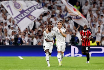 1-1. Vinicius celebra el tanto que marca desde los once metros con Luka Modric.