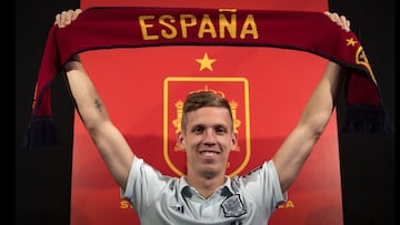 Dani Olmo posa con una bufanda de Espa&ntilde;a delante del escudo de la Federaci&oacute;n. 
 
 
 
 