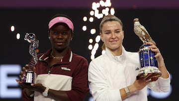 Karolina Muchova (derecha), con Victoria Mboko en Doha.