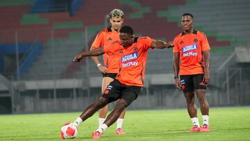 Selección Colombia entrena con 21 jugadores en Cochabamba