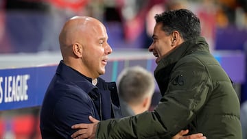 GIRONA, 10/12/2024.- El entrenador del Liverpool Arne Slot (izda) saluda al entrenador del Girona FC Míchel, durante el partido de Liga de Campeones disputado entre el Girona y el Liverpool, este martes en el estadio de Montilivi. EFE/David Borrat
