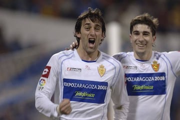 Diego Milito celebra junto a Cani el tercero de sus cuatro goles al Real Madrid en el histórico 6-1.