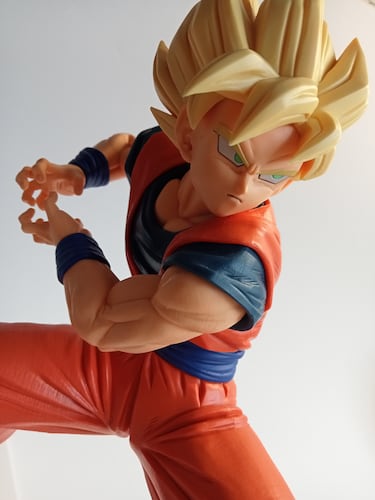 Goku cargando su Kamehameha por Banpresto