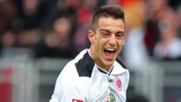 El exdelantero del Real Madrid Castilla, Joselu, celebra uno de sus dos goles en la victoria del Eintracht Frankfurt (5-2) ante el Nuremberg.