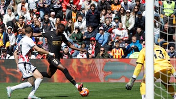 El jugador del Valencia CF Umar Sadiq (c) ante la portería de Augusto Batalla (d), del Rayo Vallecano, durante el partido de la jornada 32 de LaLiga EA Sports disputado este sábado en el estadio de Vallecas.