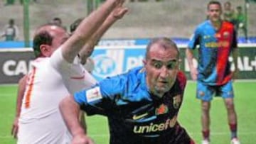 Pinilla lucha un balón