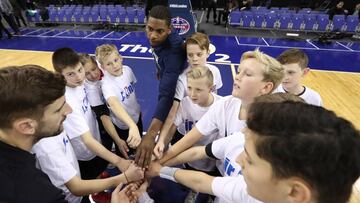 Glenn Robinson III con cinco chicos durante el Jr. NBA Clinic de Londres en 2017.