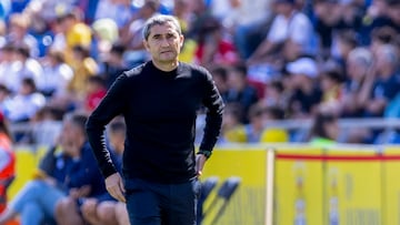 LAS PALMAS DE GRAN CANARIA, 10/03/2024.- El entrenador del Athletic Club, Ernesto Valverde, reacciona durante un partido correspondiente a la jornada 28 en LaLiga EA Sports disputado este domingo entre la UD Las Palmas y el Athletic Club en el estadio de Gran Canaria en Las Palmas de Gran Canaria. EFE/ Quique Curbelo