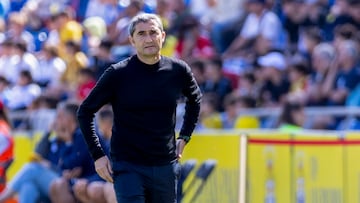 LAS PALMAS DE GRAN CANARIA, 10/03/2024.- El entrenador del Athletic Club, Ernesto Valverde, reacciona durante un partido correspondiente a la jornada 28 en LaLiga EA Sports disputado este domingo entre la UD Las Palmas y el Athletic Club en el estadio de Gran Canaria en Las Palmas de Gran Canaria. EFE/ Quique Curbelo
