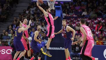 GRA062 MADRID, 22/10/2017.- El jugador de Estudiantes Edgar Vicedo, con la pelota, ante sus compameros y los jugadores del Barcelona durante el partido correspondiente a la quinta jornada de la fase regular de la Liga ACB de baloncesto que se disputa en el Palacio de los Deportes de Madrid. El Estudiantes juega hoy de rosa como mensaje de apoyo a la lucha contra el cáncer de mama. EFE/Juan Carlos Hidalgo