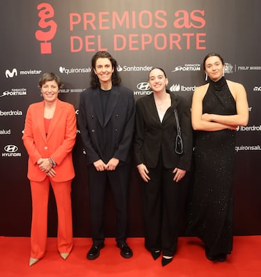 Elisa Aguilar, Alba Torrens, Iyana Martín y Irati Etxarri, posando en el photocall de los Premios AS del Deporte 2025.