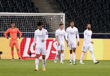 1-0. Toni Kroos, Raphael Varane y Sergio Ramos tras el gol Marcus Thuram.