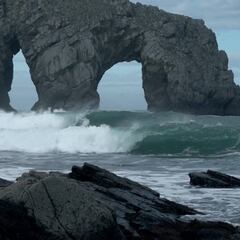 Natxo Gonzalez surfea entre las espectaculares rocas de Gaztelugatxe