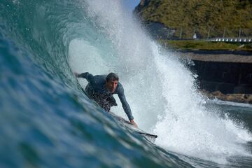 Ibon, surfeando una ola.