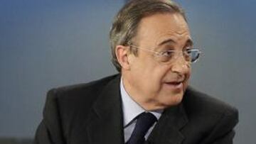 Florentino Pérez, en el avance del informativo del medio día, ha reconocido que "el fichaje de Benzema tenía fecha de caducidad, el 30 de junio," y que no podían "espera más por Villa". "El Valencia lo ha declarado transferible y no podemos hacer nada", dijo.